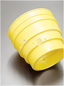 Flexibel und kälteschlagzäh ist dieser Schutz für den Antriebsstrang von landwirtschaftlichen Geräten, gefertigt aus Polyethylen (PE)