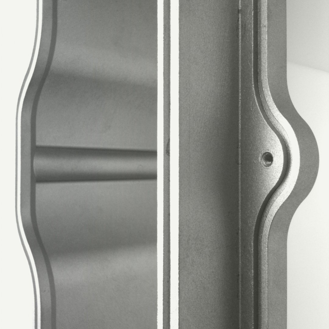 Unterseite eines Kunststoffgehäuses mit einer Schirmung auf Basis von Nickelpigmenten