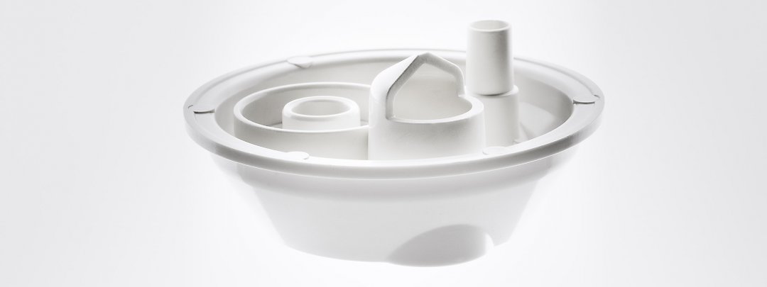 Medienführender Deckel  für eine medizinische Pumpe, spritzgegossen aus Polysulfon (PSU)
